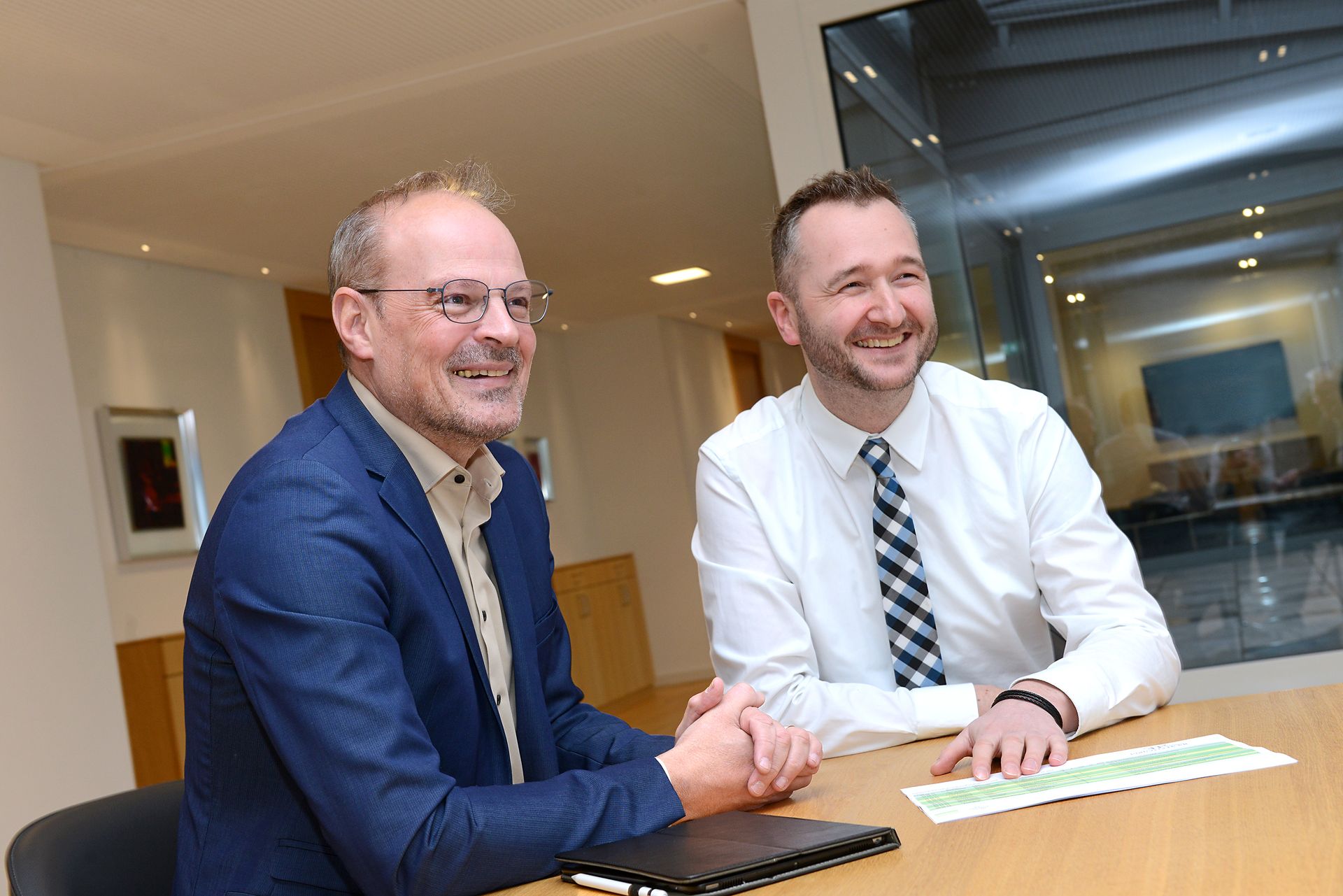 Immobilienmakler sitzen am Tisch